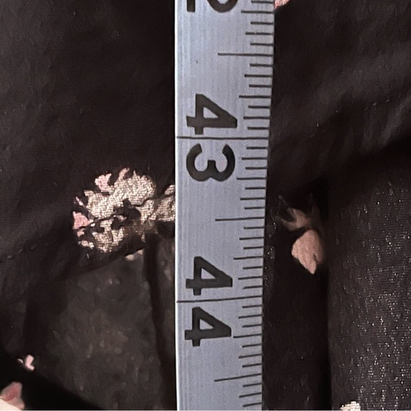 GAP Floral Print Wrap V Neck COLOR BLACK - Picture 13 of 14